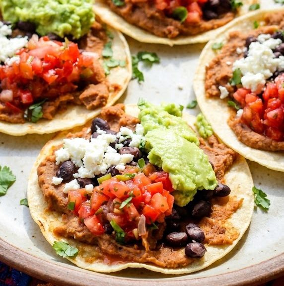 Tostadas Vegetarianas al Horno: Cena Mexicana Lista en 15 Minutos