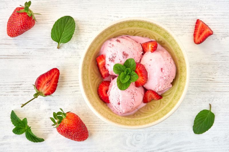 Helado casero de yogur y fresas: cremoso, fácil y sin heladera