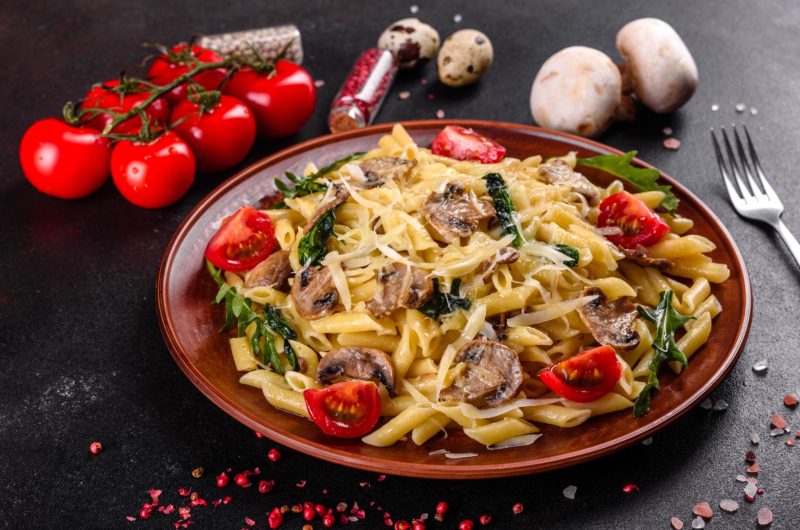 Pasta cremosa con champiñones y espinacas: una cena fácil y deliciosa