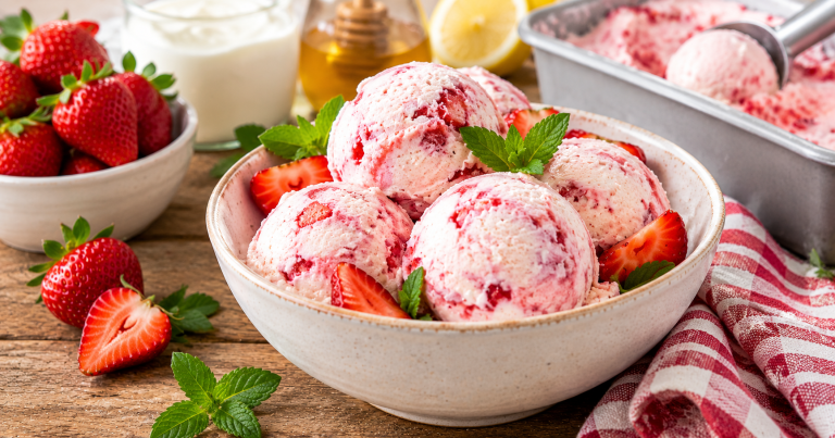 Helado casero de yogur y fresas: cremoso, fácil y sin heladera