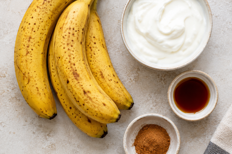 Helado casero de plátano y yogur: cremoso, fácil y sin azúcar añadido